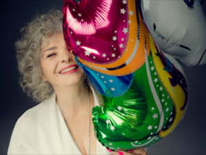 Katazryna Grochola z balonami